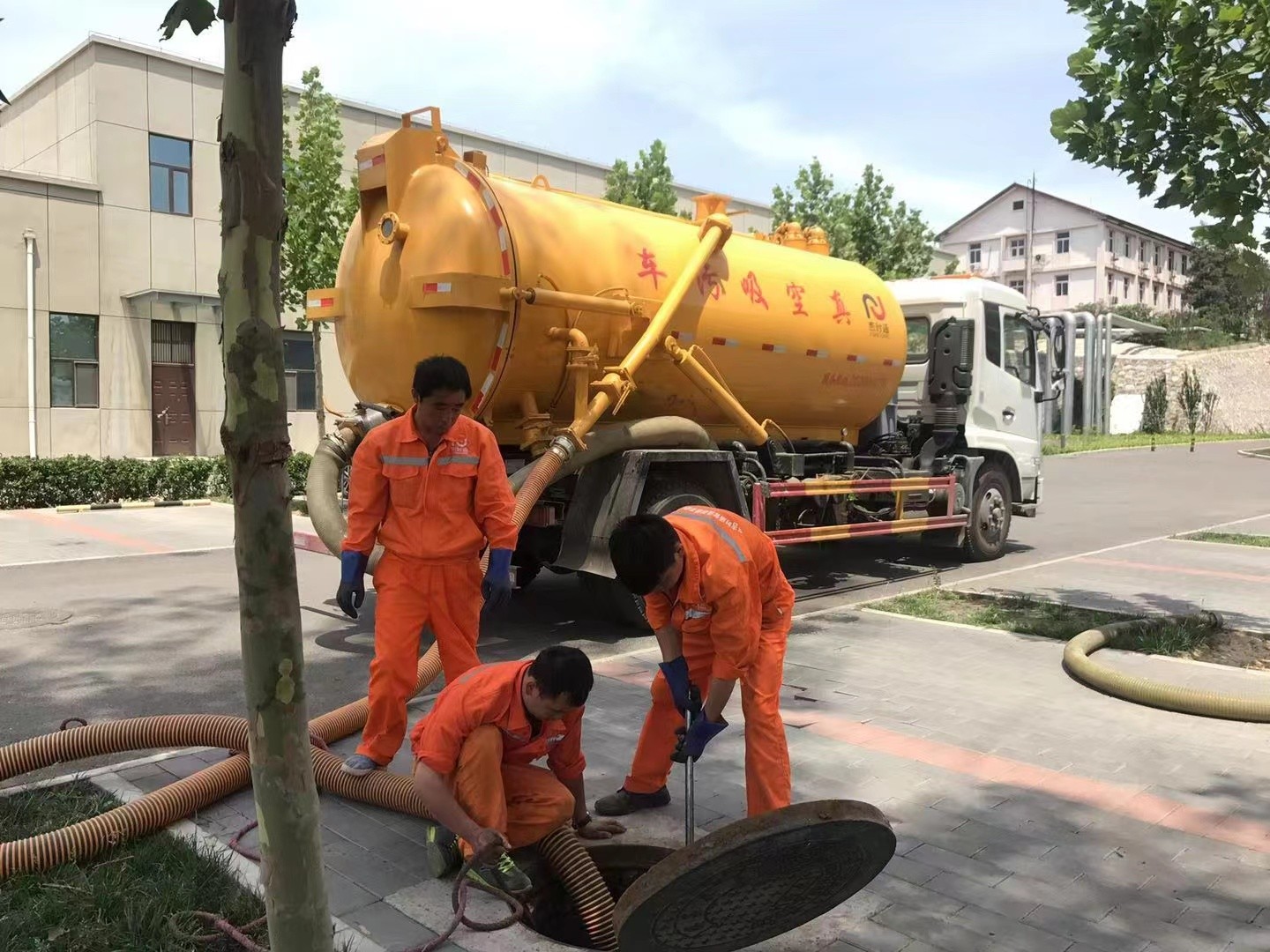 浮梁管道疏通车停在窨井附近