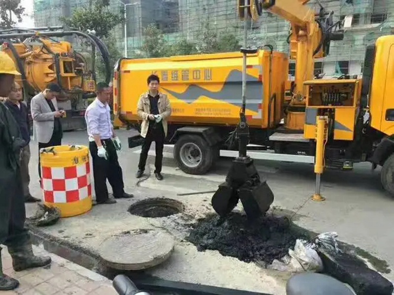 浮梁街道：网格员化身“清道夫”，为民解忧疏通“堵心”化粪池