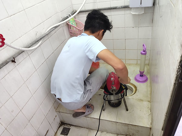 浮梁管道堵塞冒臭气 专业师傅现场解决问题