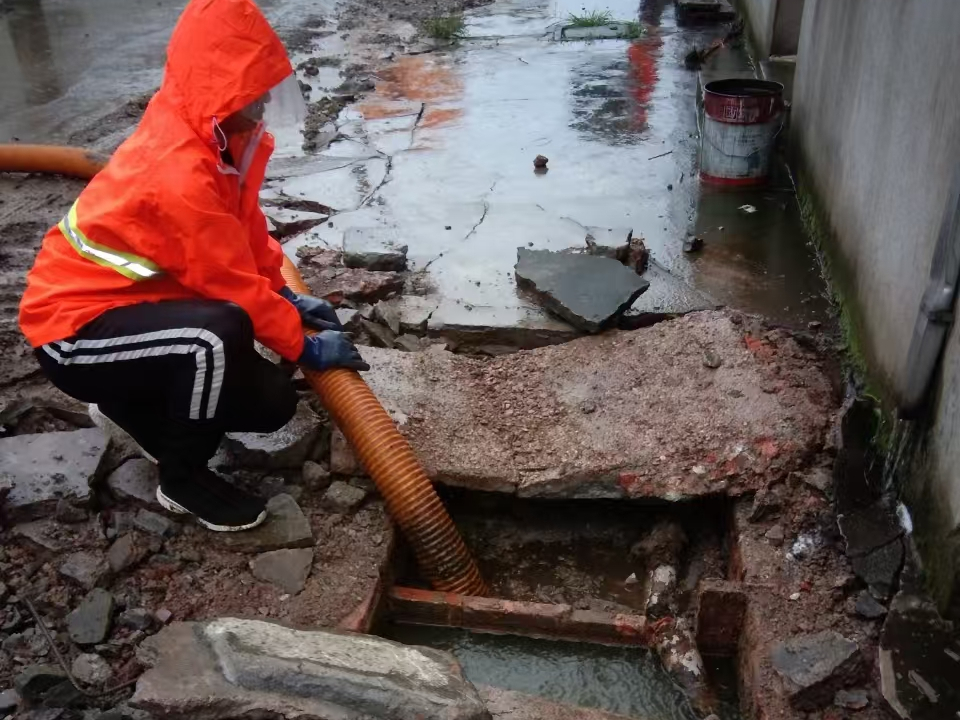 浮梁专业清理污水池 炜誉市政以规范流程守护城市 “肠道”